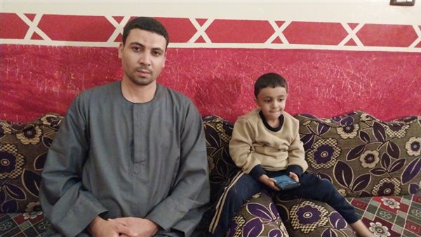 الطفل آسر مع والده