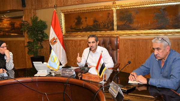 محافظ الغربية يجتمع