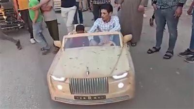 نجار يصمم سيارتين رولز رويس وسكانيا من الأخشاب ببني سويف: بيمشوا بالكهرباء والناس مبهورة بيهم | بث مباشر