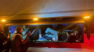 اختبأوا في صناديق أسفل الشاحنة.. ضبط 13 مصريا حاولوا التسلل إلى ليبيا | صور 