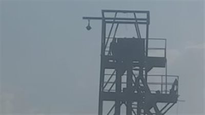 لحظة محاولة شاب الانتحار بإلقاء نفسه من أعلى برج مطحن بأوسيم| فيديو 