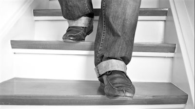 العامل وقع من على السلم والطفل من الدور الثاني.. إصابة شخصين ببورسعيد ونقلهما للمستشفى