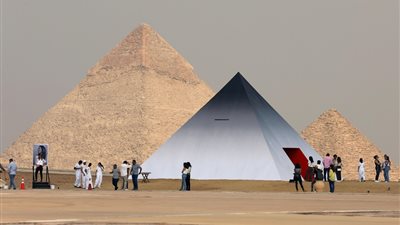 صور ومجسمات فنية في معرض دولي بـ أهرامات الجيزة