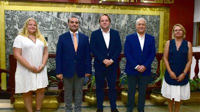 الأقصر تستقبل المفوض الأوروبي وأسرته في زيارة سياحية للمدينة