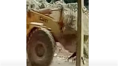 إخلاء سبيل سائق اللودر المتهم بدهس سيدة أثناء عودتها من عملها بالسلام