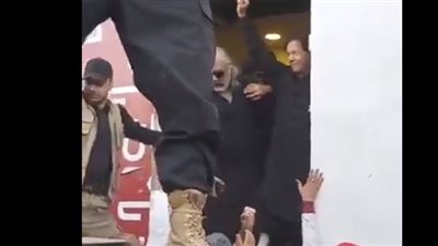 رئيس وزراء باكستان السابق عمران خان يحيي المواطنين أثناء خروجه من المستشفى | فيديو 