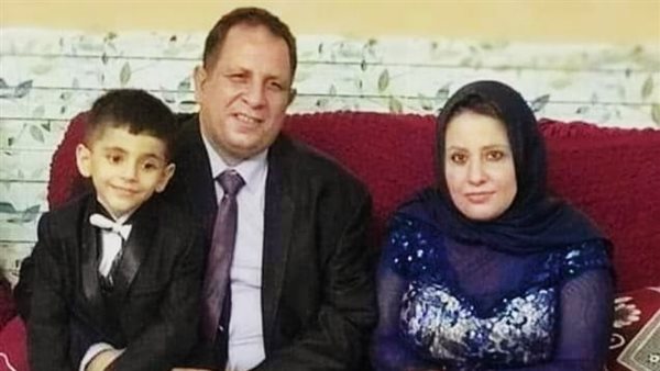 الزوجان وطفلهما 