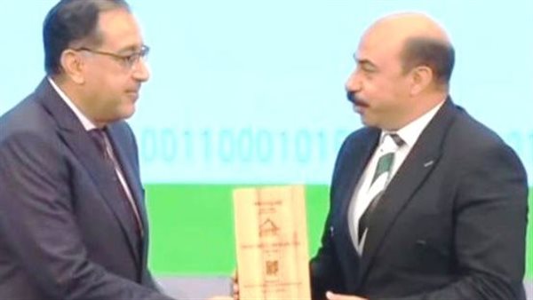 رئيس الوزراء يكرم