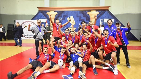 شباب الأهلي يتوج