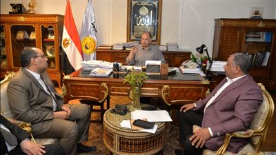 محافظ أسيوط يوجه بتشديد الرقابة والتصدي لعمليات احتكار أو حجب السلع 