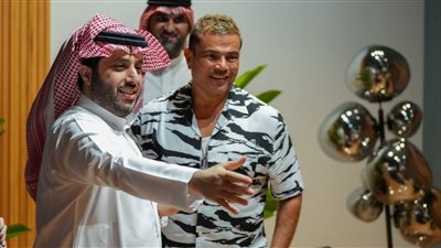 تركي آل الشيخ يلتقي عمرو دياب في مرواس بعد انتهاء حفل الهضبة بموسم الرياض | صور