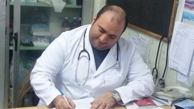صدمته سيارة أثناء خروجه من عمله.. وفاة أشهر أطباء الصدر بطنطا 