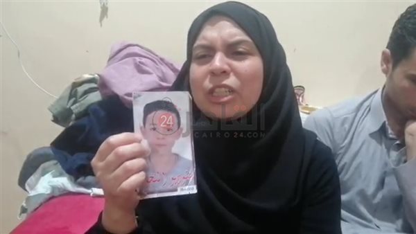 والدة الطفل تحمل