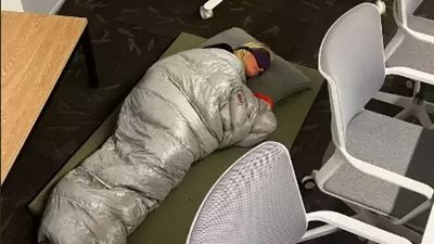 بعد قرار تسريح عدد من الموظفين..صورة لموظفة تويتر نائمًة على أرض المكتب تثير سخرية المستخدمين