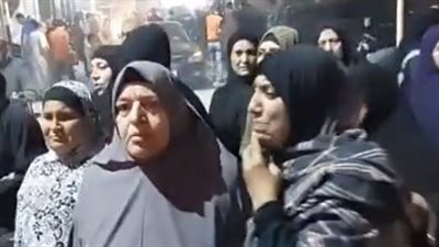 بكاء وانهيار أهالي الشاب المقتول على يد شقيقته خلال تشييع جثمانه بالمحلة | بث مباشر