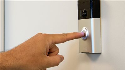 كنت نايمة.. زوجة تقيم دعوى طلاق لتعدي زوجها عليها بالضرب لعدم سماعها جرس المنزل