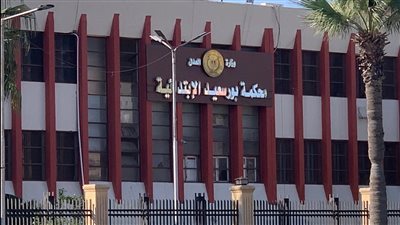 عاجل | وصول المتهمة بقتل والدتها بمساعدة عشيقها إلى محكمة جنايات بورسعيد