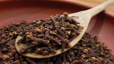 فوائد القرنفل على الريق.. يخفف من حموضة المعدة