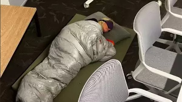 نوم موظفة بتويتر