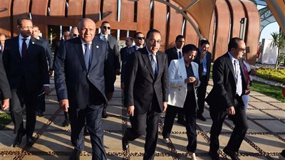 رئيس الوزراء يفتتح المنطقة الخضراء ويتفقد أجنحة الوزارات بشرم الشيخ