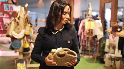 صنع في مصر.. مايا مرسي تتفقد جناح المجلس القومي للمرأة بقمة المناخ COP27