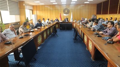 وزير القوى العاملة يلتقي العاملين بصندوق إعانات الطوارئ.. ويوجه بتحسين أوضاعهم