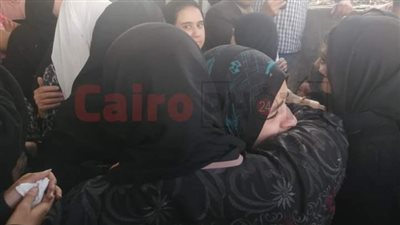  انهيار والدة وأصدقاء طالبة الشرقية ضحية الخطأ الطبي خلال تشييع جثمانها | بث مباشر