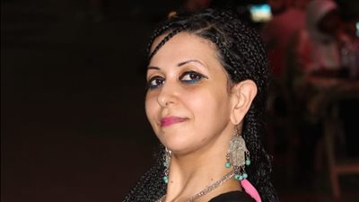 بُندقة المقاهي تتحدى خوفها بالعقيق والزمرد.. فتاة تتجول لبيع مشغولاتها اليدوية في وسط البلد