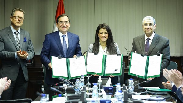 جانب من التوقيع على