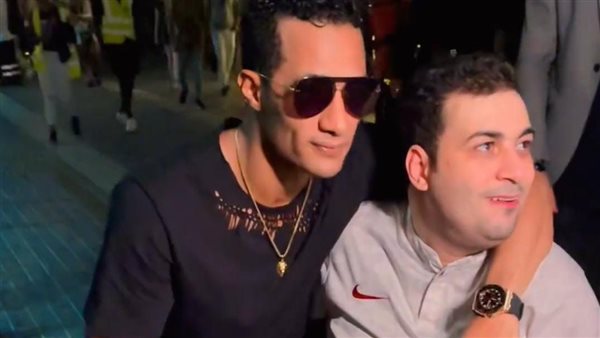 محمد رمضان وشاب من