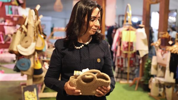 مايا مرسي تتفقد منتجات