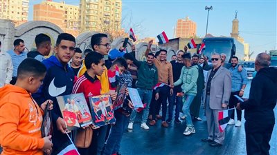 بأعلام مصر.. أهالي ميت حبيش بالغربية ينتظرون وصول خلاف بعد حصده ذهبية الديدلفت بأمريكا