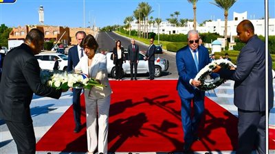وزيرة شؤون خارجية فرنسا ومحافظ جنوب سيناء يضعان إكليلا من الزهور على النصب التذكاري لضحايا الطائرة المنكوبة