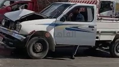 سيارة تدهس شخصا أعلى دائري الهرم