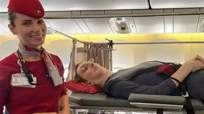 إزالة 6 مقاعد لعمل نقالة لها.. أطول امرأة بالعالم تصعد إلى الطائرة لأول مرة في حياتها