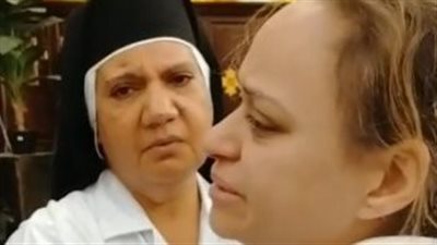 انهيار والدة الطفلة جانيت ضحية عضة الكلب خلال صلاة الجنازة بكنيسة مار جرجس | بث مباشر