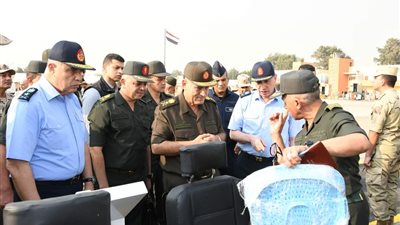 رئيس الأركان يتفقد معرض البحوث الفنية للقوات المسلحة