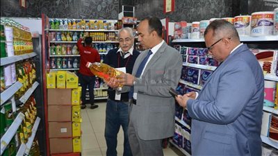 نائب محافظ المنيا يقود حملة مكبرة على المحال المخالفة