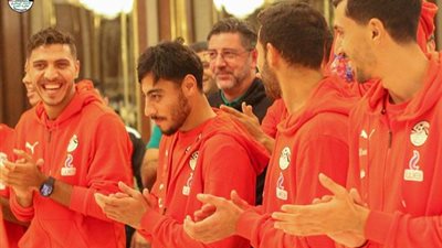 لاعبو منتخب مصر يحتفلون بعيد ميلاد أكرم توفيق 