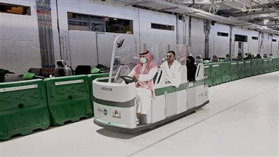 تحمل 7 أشخاص.. السعودية توفر قاطرة كهربائية لكبار السن وذوي الاحتياجات الخاصة خلال الطواف والسعي
