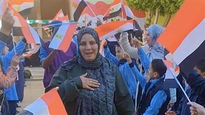 طلاب إحدى المدارس ببني سويف ينظمون ممرًا شرفيًا لعمال النظافة: جزء أساسي في نجاح العملية التعليمية