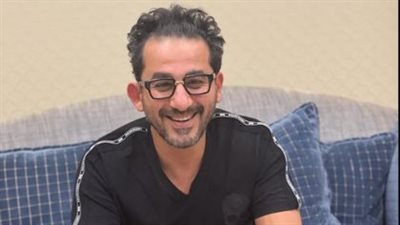 أحمد حلمي يبصم على حائط المشاهير.. ويعلق مازحًا: افتكرتهم داخلين عليا بصينية بسبوسة