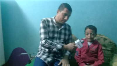 تلميذ يعثر على مبلغ مالي ويعيده لصاحبه بسوهاج: عملت كده عشان ربنا يحبني وأبويا رباني بالحلال| صور 