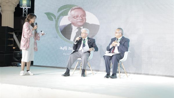 أحمد زايد خلال الندوة