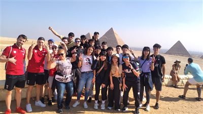 وفود الدول المشاركة في بطولة العالم للجامعات للاسكواش تنبهر بزيارة الأهرامات