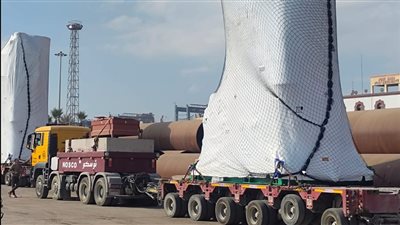 تفريغ 41 طن معدات بترولية بميناء غرب بورسعيد | صور وفيديو 