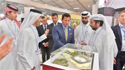 وزير الشباب يتفقد جناح قطر بـ Cop27.. ويشيد بالتصميم المعماري لملاعب المونديال