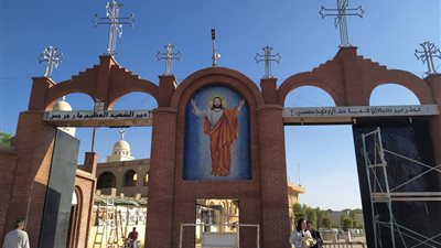 بحضور الآلاف.. دير مار جرجس بجبل الرزيقات في الأقصر يبدأ احتفالات المولد السنوي | صور 