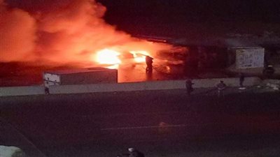 السيطرة على حريق سيارة نقل إثر تصادمهما بأخرى بالطريق الأوسطي بحلوان| صور