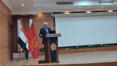 محافظ بورسعيد يوجه بصرف مكافأة للعاملين في الأمن والنظافة بالديوان العام